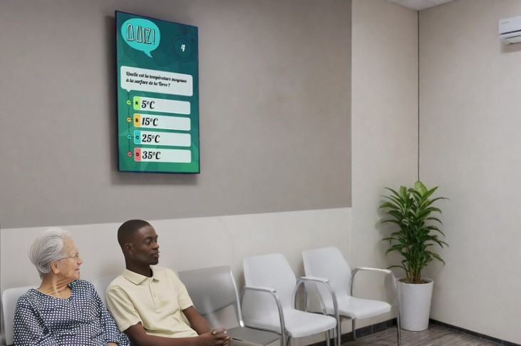 Deux personnes patientent dans un hôpital, un écran diffuse un quiz de sensibilisation.